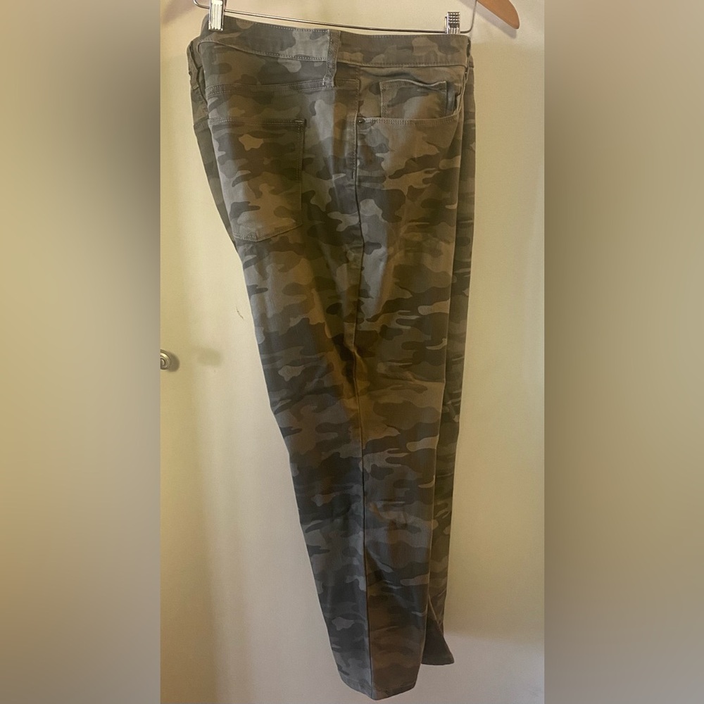 Universal Thread Camo Pants size 18 Regular.